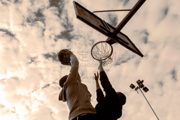 苗原：辽宁铁人18岁高中锋张家鸣获得伯恩利U21的试训邀请